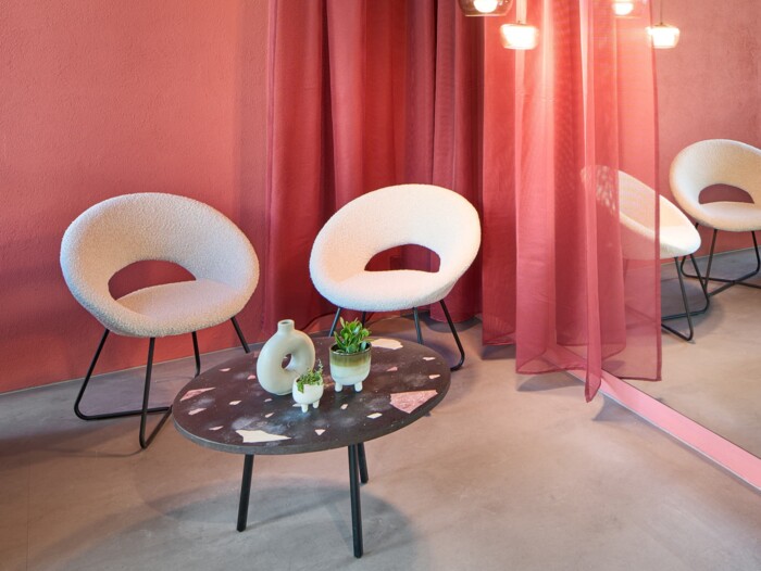 M&ouml;belbau nach Ma&szlig;: Anfertigung der flexiblen, korallenroten Display-Podeste und Tr&auml;gerelemente durch die Stuttgarter Schreiner. Funktionalit&auml;t und Design in perfekter Bauweise