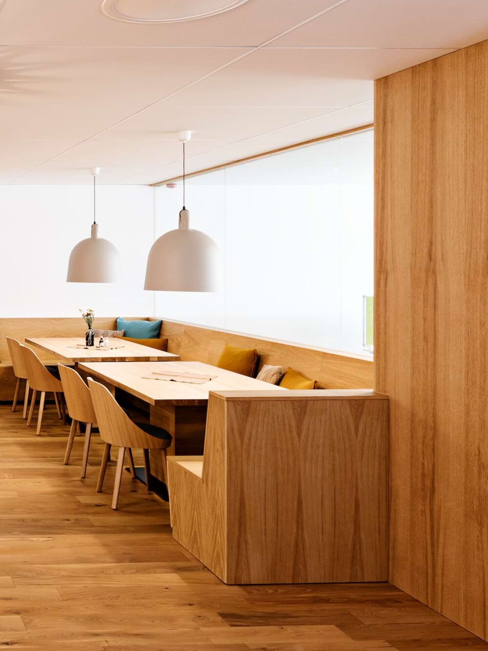 Hochwertiger Innenausbau M&ouml;rk GmbH &ndash; K&uuml;chen- oder Essbereich mit Holzelementen und Eckbank, Entwurf und Realisierung aus einer Hand