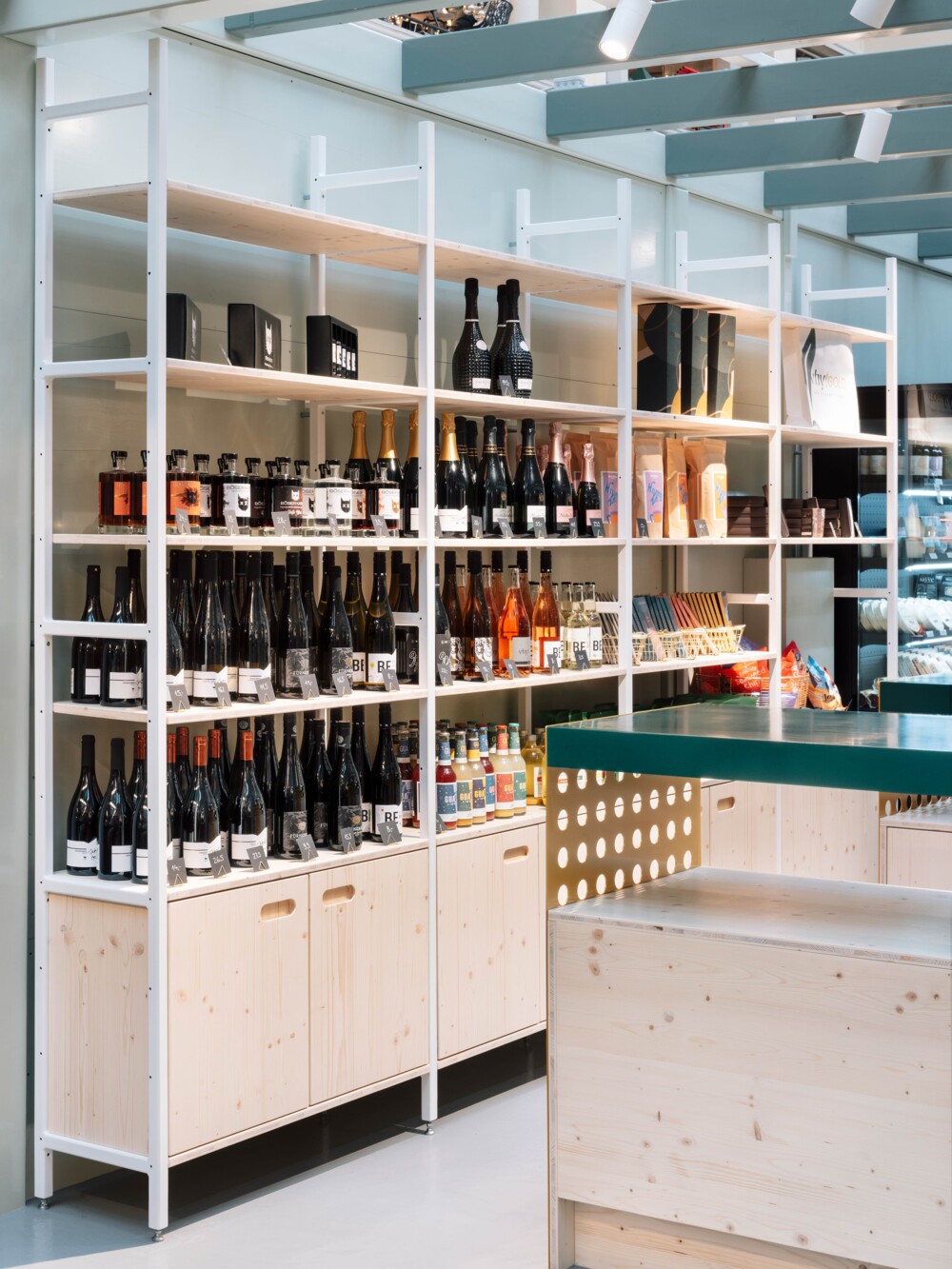 Ladeneinrichtung Markthalle Stuttgart &ndash; Planung und Umsetzung aus einer Hand f&uuml;r Feinkostgesch&auml;ft, ma&szlig;gefertigte Regalsysteme vom Werkskollektiv.