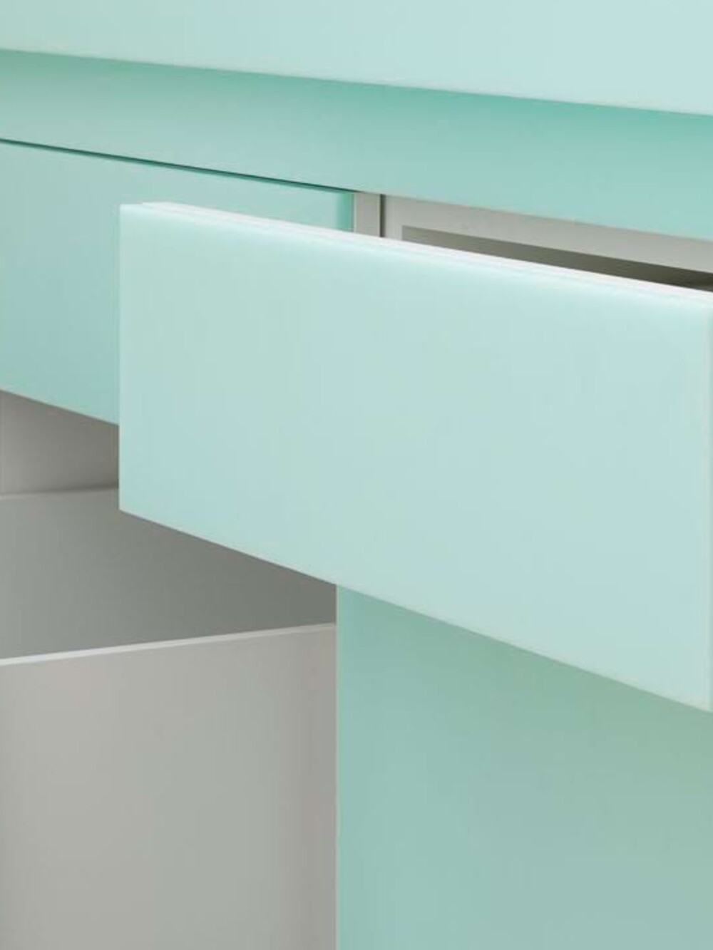 Detail hochwertige Verarbeitung Innenausbau &ndash; Auszug einer ma&szlig;gefertigten mintgr&uuml;nen Schublade, pr&auml;zise gefertigt f&uuml;r das Projekt Haus am See durch das Werkskollektiv.