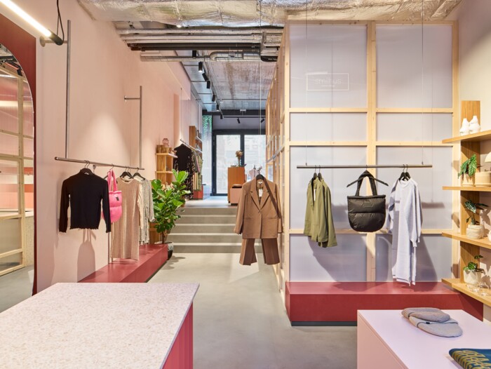 Stuttgarter Schreinerhandwerk im Retail Design: Das Werkkollektiv realisierte die gesamte modulare Holzkonstruktion der Verkaufsfl&auml;che f&uuml;r den Smilhus Concept Store.