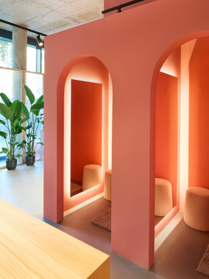 Pr&auml;zise Konstruktion: Das Werkkollektiv setzte die markante, farbige Box der Umkleidekabinen um. Robuster Ladenbau mit architektonischen B&ouml;gen als zentrales Element.