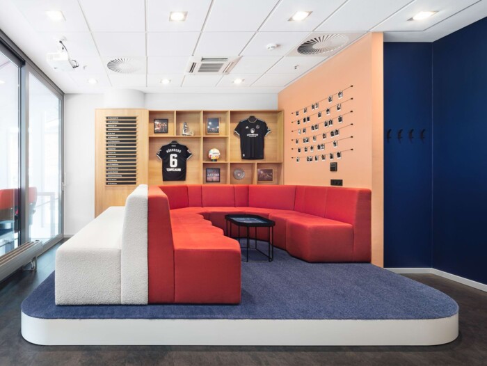 Gewerblicher Innenausbau Stuttgart Fu&szlig;ballstadion &ndash; VfB Stuttgart Logen-Lounge mit roter Sitzlandschaft, komplette Planung und Umsetzung durch das Werkskollektiv.