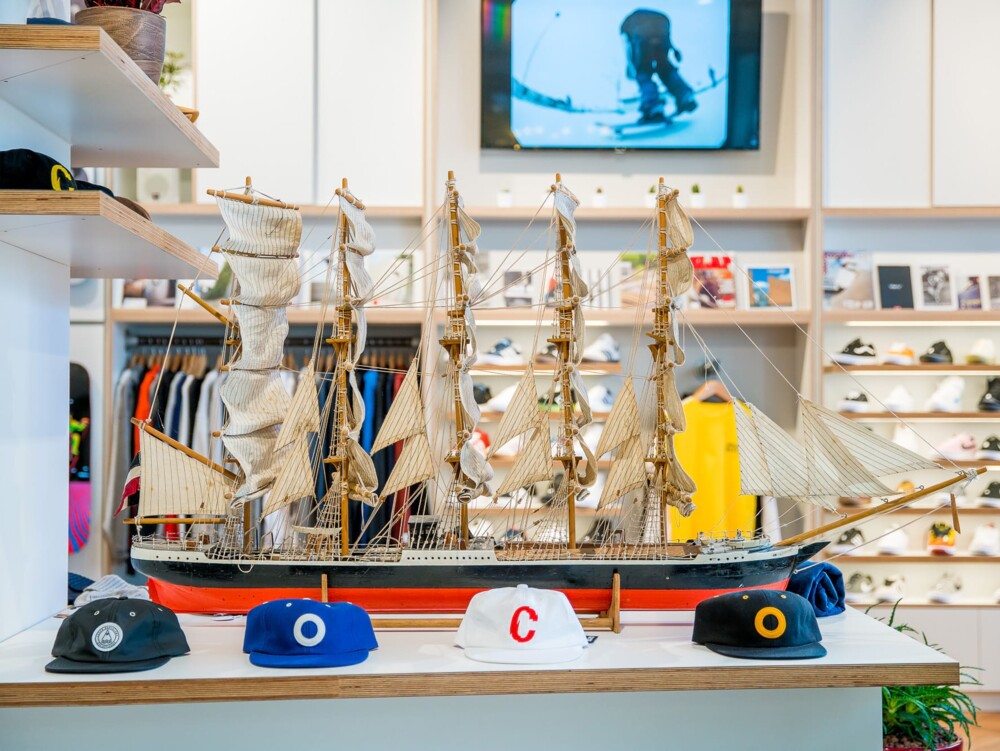 Einzelhandelsdesign Arrow & Beast Skateshop Stuttgart &ndash; Thekenbereich mit Holzregalen f&uuml;r Zubeh&ouml;r, komplette Planung und Umsetzung aus einer Hand vom Werkskollektiv.