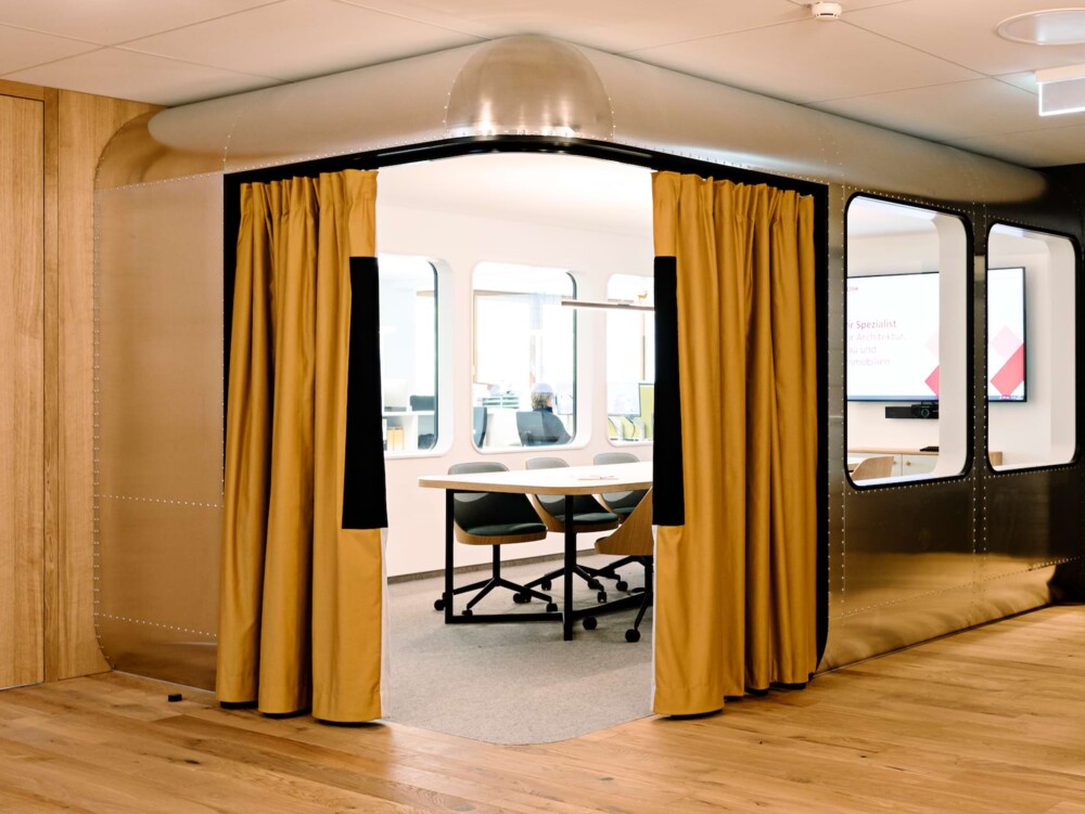 Individueller Eventbereich M&ouml;rk GmbH &ndash; flexible Raum-in-Raum-L&ouml;sung mit gelbem Vorhang, moderne B&uuml;rokonzepte aus Planung und Umsetzung aus einer Hand