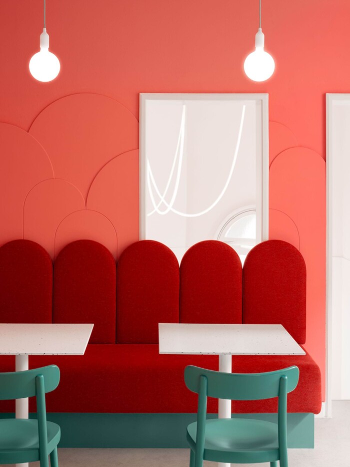 Individueller Bau von Sitzm&ouml;beln: Die durchgehende, fest installierte Sitzbank mit Muschel-R&uuml;ckenlehne. Das Interieur-Design von 'Hans liebt Kuchen' in Stuttgart setzt auf Sonderanfertigungen und eine starke Farbcodierung