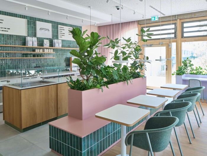 Gr&uuml;ner Ladenbau T&uuml;bingen: Das Werkkollektiv fertigte die erh&ouml;hten Pflanztr&ouml;ge als konstruktive Raumteiler. Die Holz- und Fliesenbasis der Sitzlandschaft bildet die nat&uuml;rliche Grundlage des Caf&eacute;-Designs