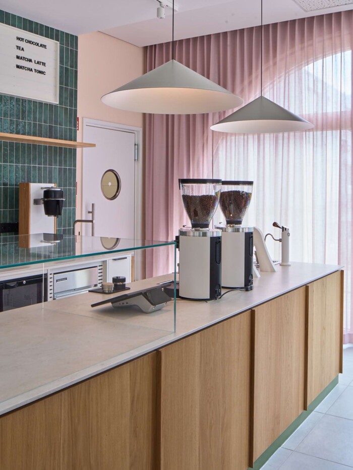 Kaffeestation im Detail: Konstruktiver Fokus auf die Sichtbarkeit des Barista-Handwerks. Hochwertige Materialien und saubere, klare Linien des Thekenbaus, ausgef&uuml;hrt durch das Werkkollektiv in T&uuml;bingen