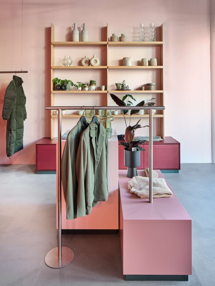 Ausf&uuml;hrung durch Werkkollektiv: Ma&szlig;gefertigte, schwebende Holzregale mit integrierten Warendisplays. Filigrane Montage als Beweis f&uuml;r h&ouml;chste Schreinerqualit&auml;t in Stuttgart