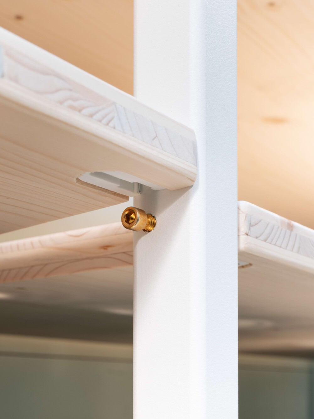 Handwerkliches Detail Innenausbau Markthalle Stuttgart &ndash; Regalbefestigung aus Holz und Messing, pr&auml;zise gefertigt vom Werkskollektiv, Planung und Ausf&uuml;hrung.